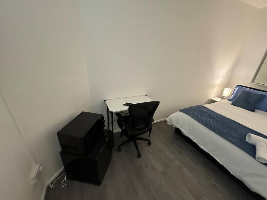 Small Cozy Private Bedroom Zone1 London Exterior photo